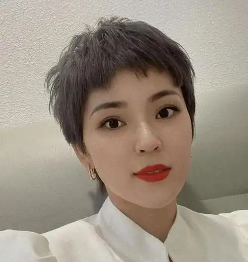 适合50~55岁女人的流行发型,端庄优雅时髦,减龄洋气又显气质_网易订阅