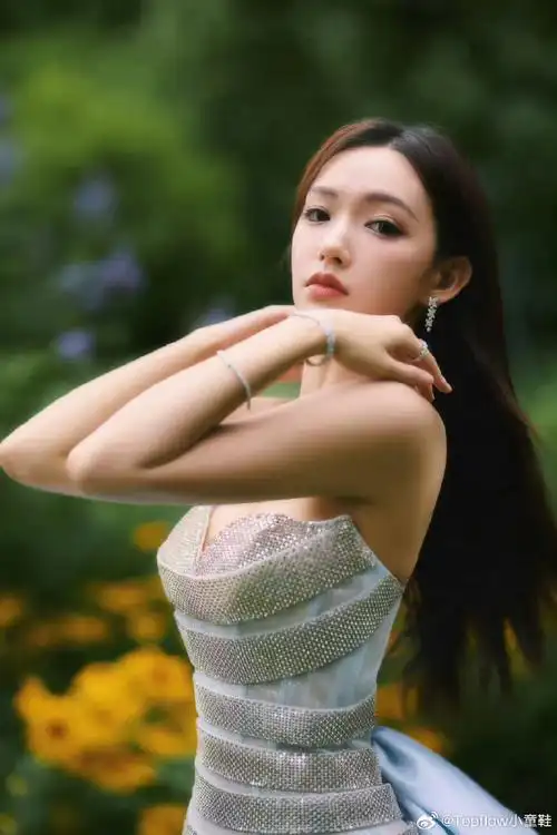 一直觉得程潇长得很像动漫里的大美女,这五官精致度只有小说和动漫里