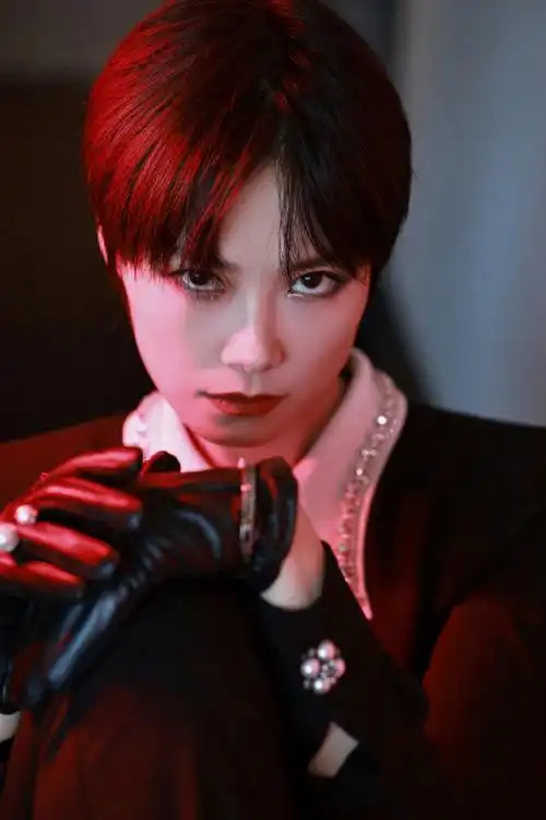 李宇春红色高跟鞋