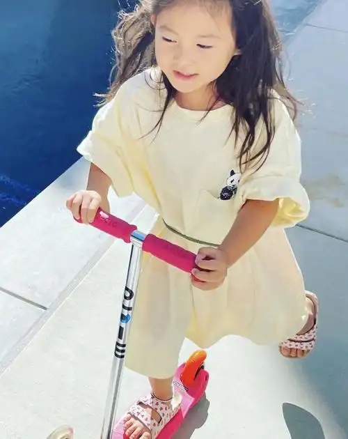 晒女儿玩滑板尽显好心情|谢霆锋|娱乐圈_网易订阅