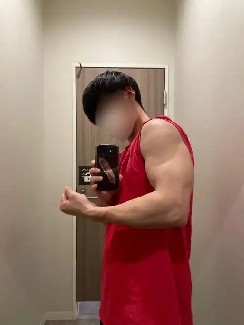 漫画#推主分享自己的肌肉照,这腹肌让人爱了twi:mqppmuoykolzgkw