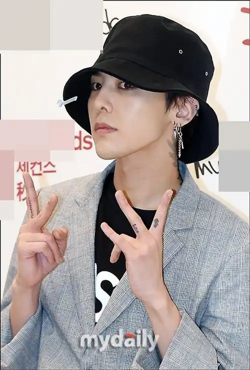 权志龙亮相引围观 戴帽子遮眼气质不羁_新浪图片