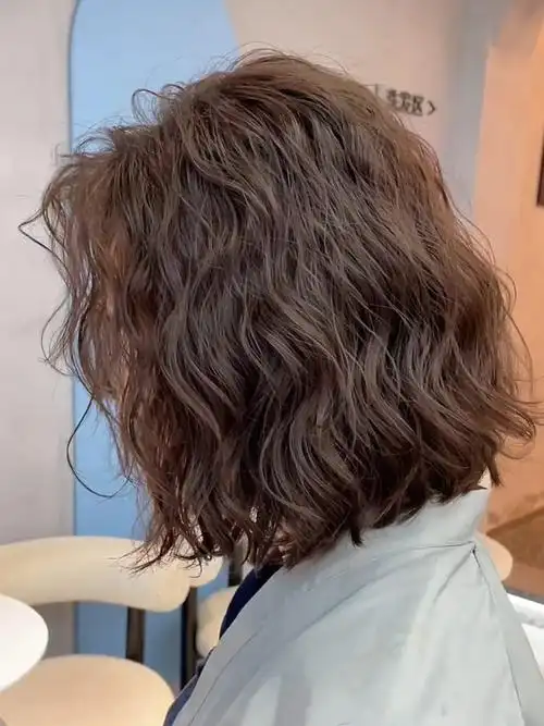 女生齐肩烫发发型