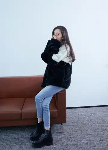 工作室晒出一组杨幂的美照,她身穿黑白拼色毛绒外套保暖,搭配紧身牛仔