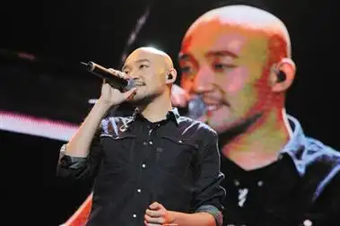 前年,李代沫在《中国好声音》中翻唱《我的歌声里》出名.