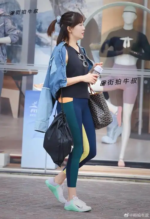 健身美女穿着时尚的运动紧身裤出街__财经头条