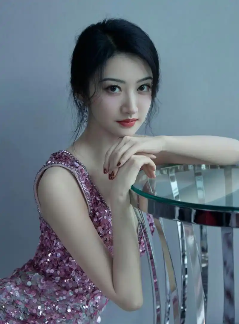 景甜# 身穿粉色亮片吊带裙,肤白貌美的容颜,清纯妩媚,丰满傲人的室档