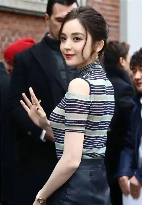 怎么可能,一定是她俩谁改年龄了!_时装周_迪丽热巴_miu