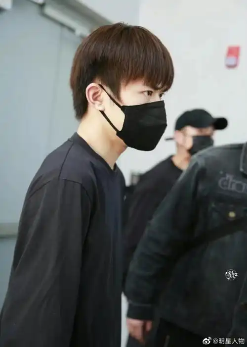 发型乖乖的,顺毛真的很可爱~期待千玺的新电影和新专辑