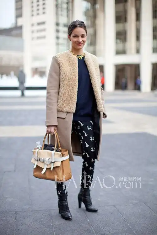 欧美型人街拍示范驼色大衣穿搭