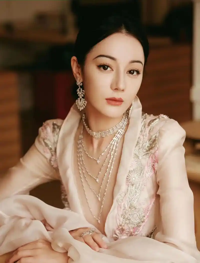 谁能拒绝天生丽质的迪丽热巴!想看看大家相册里热巴的美照!#迪 - 抖音