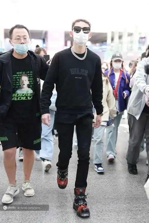 小鬼王琳凯现身机场全身黑衣look酷劲足