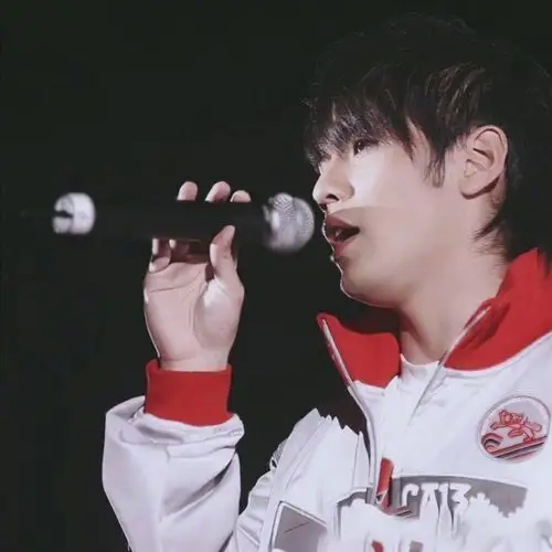 年轻时到底有多帅周杰伦晒20年前旧照颜值超高丝毫不输小鲜肉