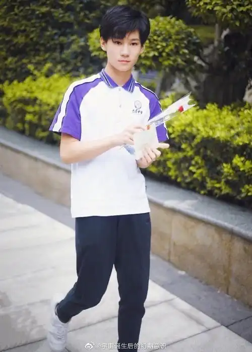 张真源超话#明星青春校园造型look#一起来看看帅气学长张真源的校服照