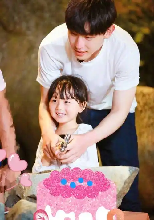 原创邓伦女儿小山竹教妈妈拍辣妹照淡出娱乐圈越长越美