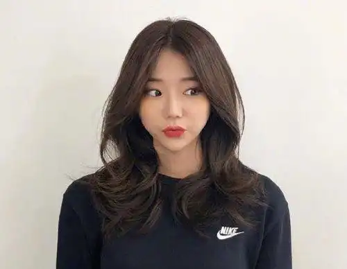 菱形脸女生边分外卷 烫发发型