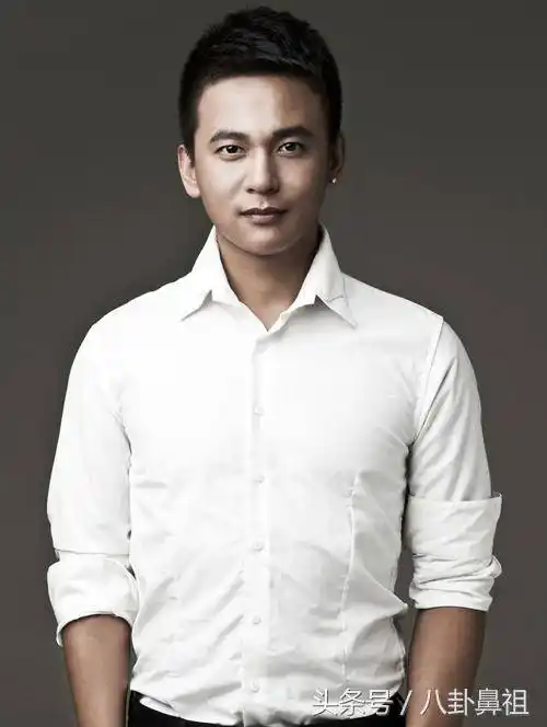 18岁出道就演主角继父将他养大成名后买别墅送继父作为报答