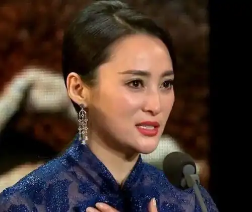 陈建斌获第51届金马奖影帝连夺三奖 蒋勤勤飙泪献吻现场组图