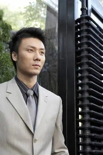 东方人,成年人,一个人,商务人士,商务男性,微笑,竖图,室外,白天,正面