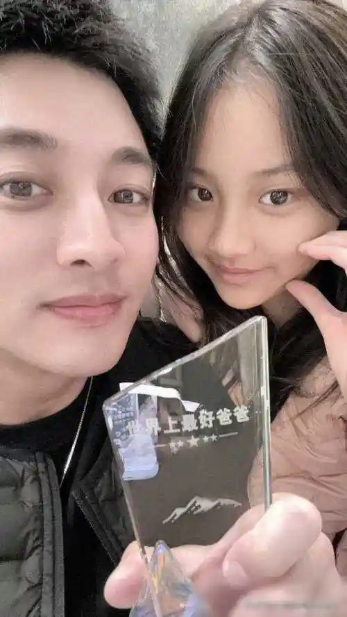 贾乃亮甜馨庆生父女同框:尽显深情,气质神似李小璐