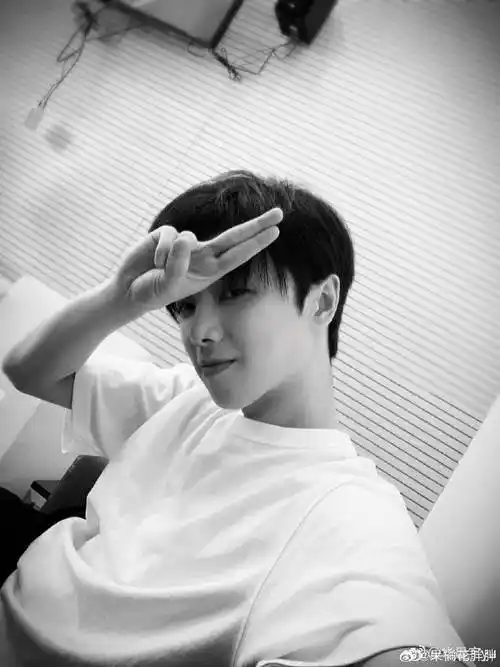 华晨宇美貌大赏#这短发美男子帅得有点陌生了@华晨宇yu#2024华晨宇