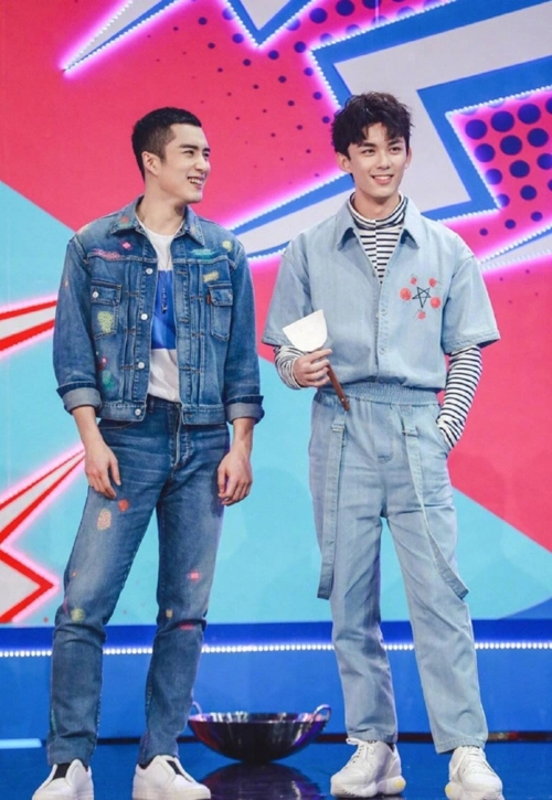 1米7和1米8差距有多大?易烊千玺吴磊穿同款牛仔衣,谁赢了