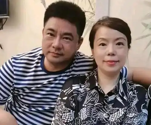 郭威是管着二三十人的辅警队队长,舅舅毕业于名校,祖父是教授_伍佰亿