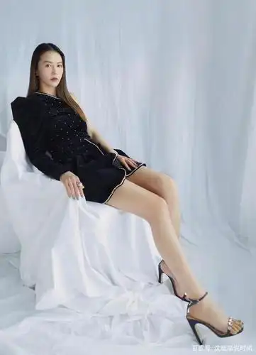 谭维维真会玩!把牛仔衣剪了挂牛仔裤上,不仅不丑,还很时髦