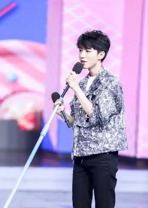 王俊凯以全新身份回归《快乐大本营》,和何炅哐哐撞桌子又是为何_额头