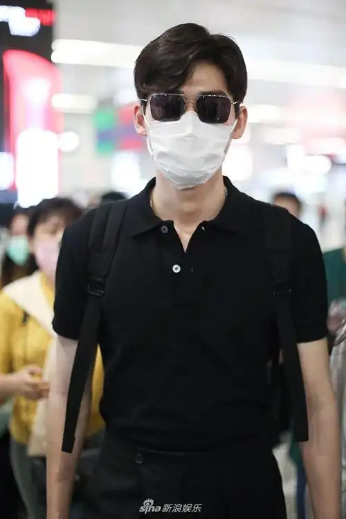 组图:张翰留清爽短发男神范满满 穿一身黑搭机腿长两米