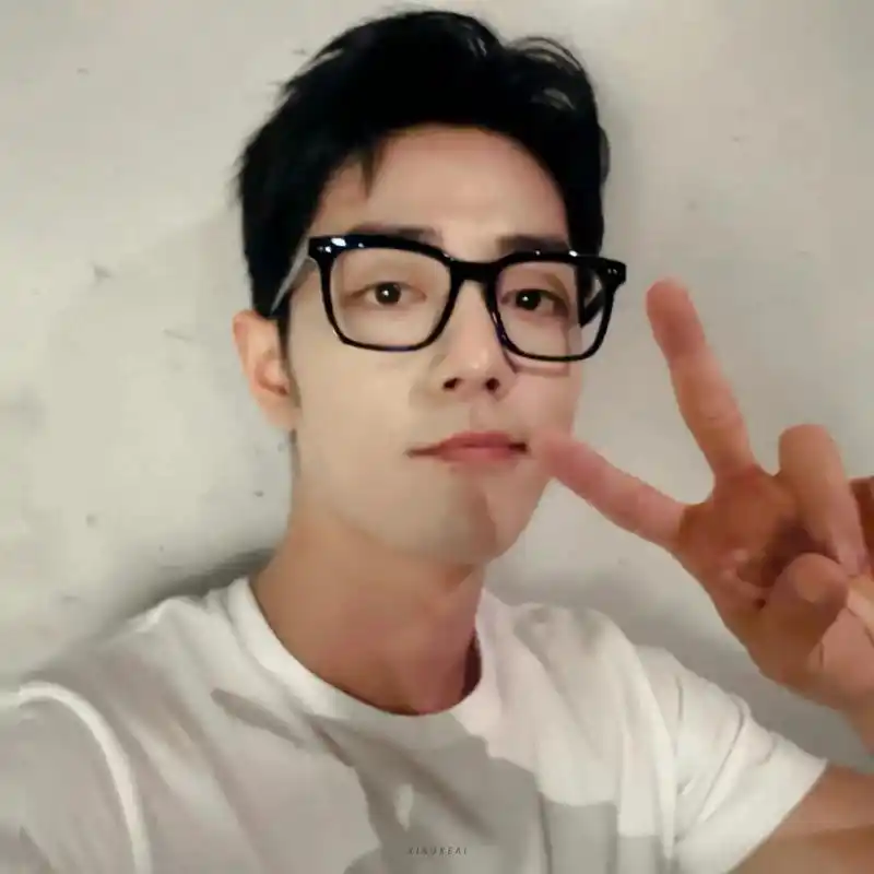 以后我拍照只用剪刀手 #肖战 自拍超爱剪刀手的男人真帅@肖 - 兑趑