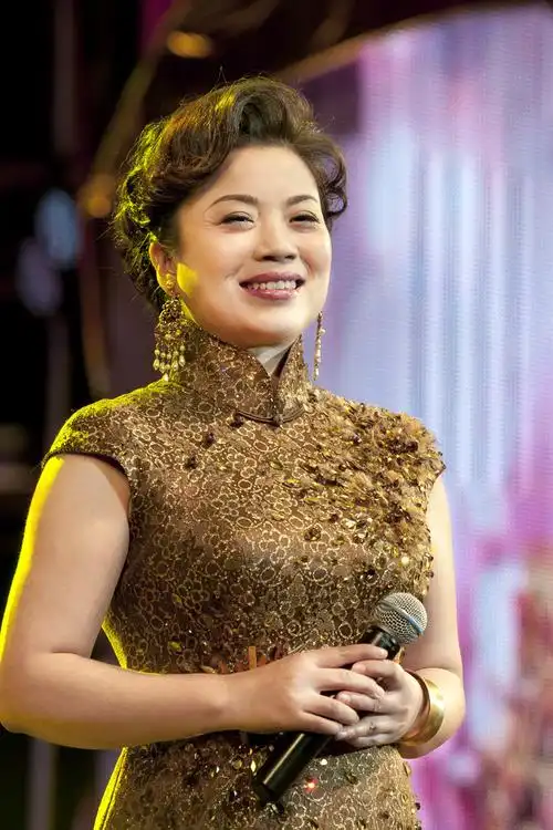 国家一级演员张也,李谷一的女儿,连登25年春晚舞台52岁还未嫁