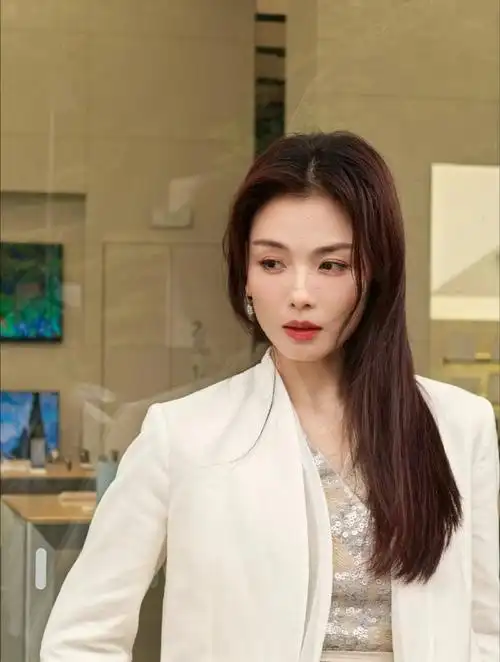 一身白色西装不要太美了好想立马飞去广州看"清清白白"的刘涛啊