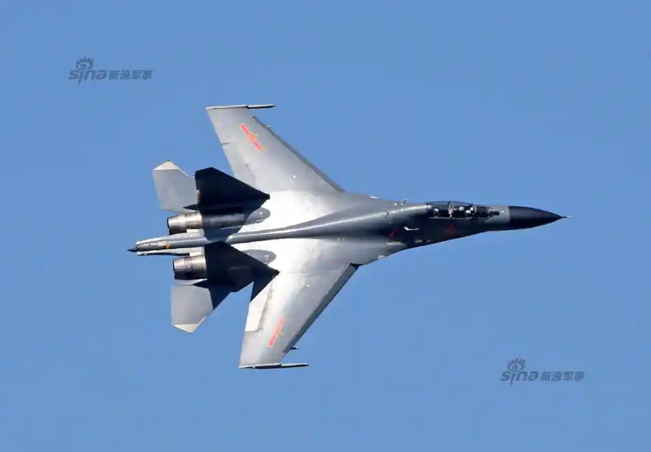 我空军新型双座歼11b战机为数万民众公开表演