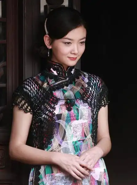 时而身着军装,手持双枪,时而又是红唇旗袍,风情万种,造型百变玩转谍战