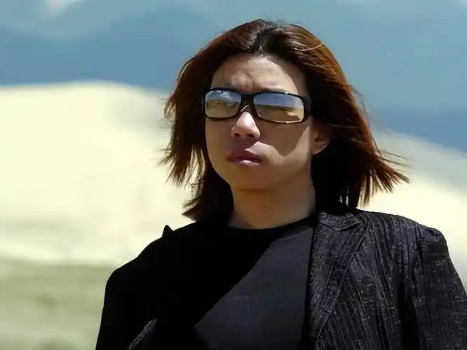 郭峰与相恋8年的女友分手后,至今未婚无子女,60岁只能和母亲过_郭科会