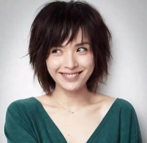 丈夫抛弃,后嫁靳东被宠成公主,儿子成最帅星二代_李佳_豪门_女明星