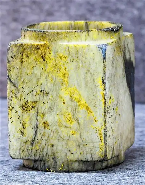 三星堆遗址3号"祭祀坑"出土的刻有神树纹的玉琮.