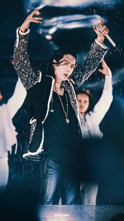 王一博 专业动作请勿模仿##王一博水中唱跳##王一博丸子头