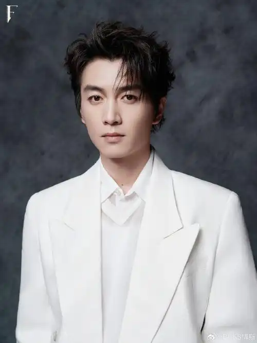 著名演员@陈晓身着#boss2024春夏系列#白色双排扣廓形西装造型登上