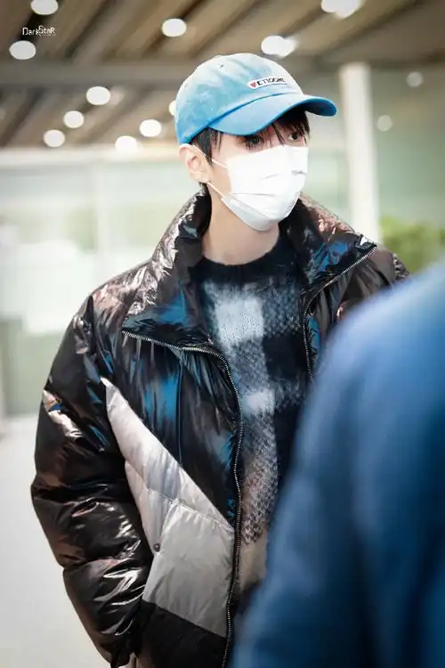 王俊凯元旦机场出发路透