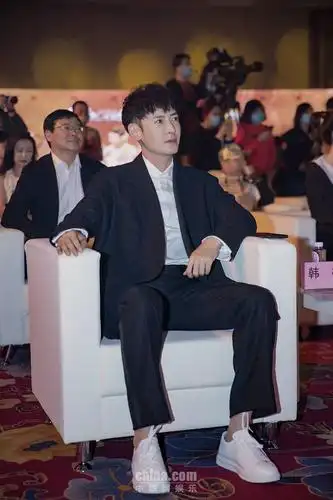 韩栋出席塞上风云记首播发布会挑战超长年龄跨度引期待