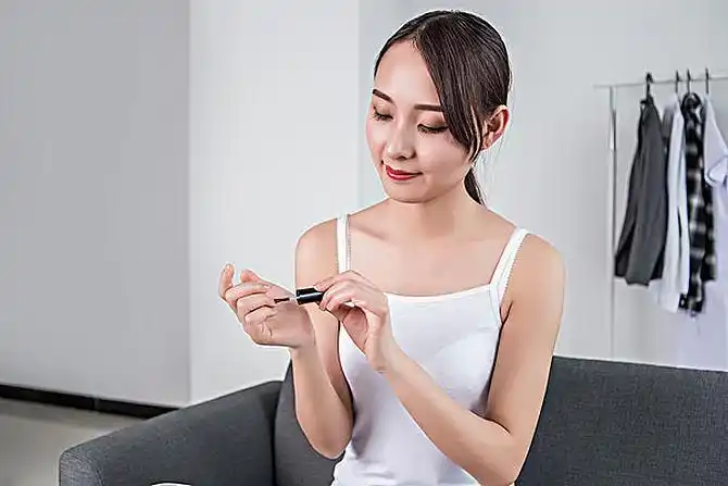 女孩油漆指甲油