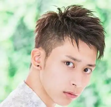 男生小飞机头短发发型很适合脸长的男生飞机头图片示例