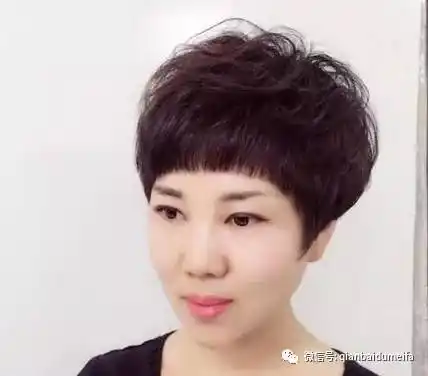 女生短发纹理烫也很有女人味