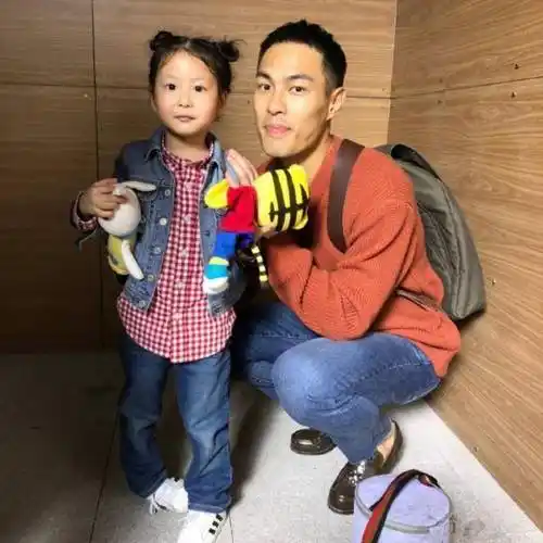 《都挺好》将收官,小咪扮演者晒私下合影,倪大红抱孩子手法娴熟_剧中