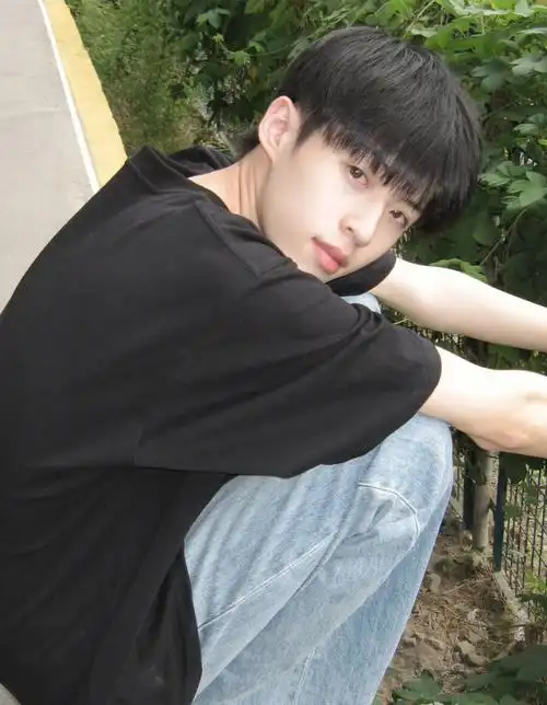 碎盖刘海男生发型碎盖一款简单易打理的三七分发型养两侧铲短露耳鬓角