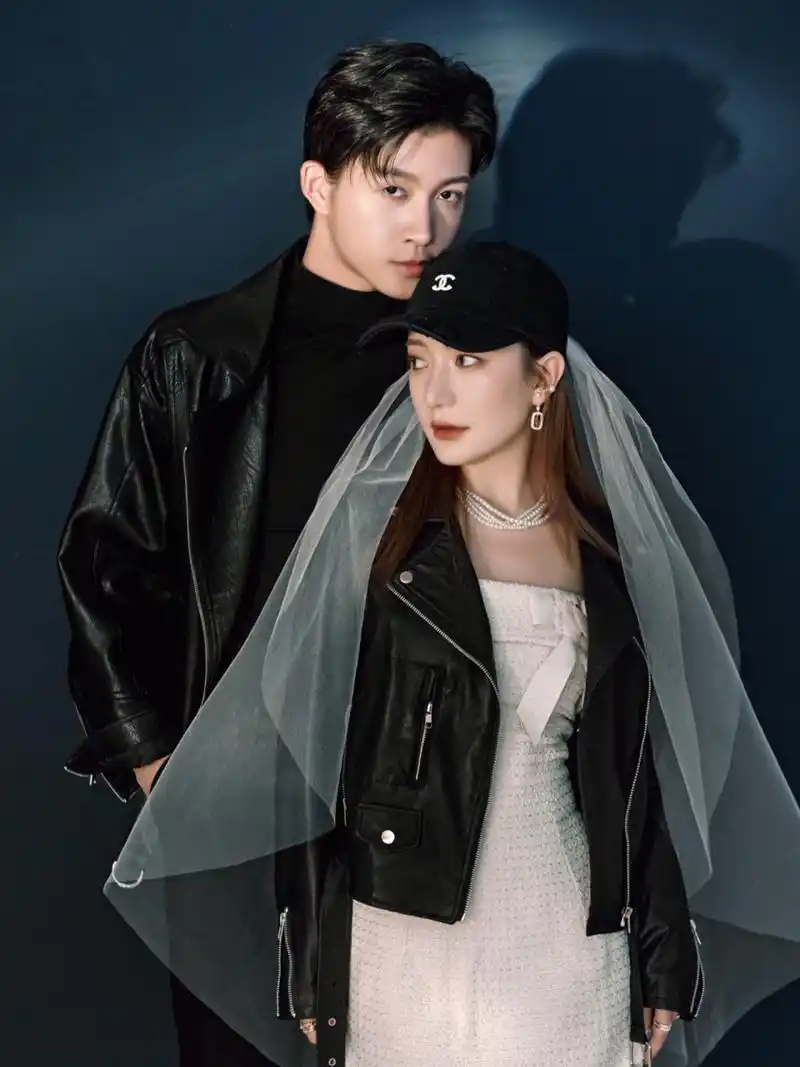 室内极简婚纱照|黑色皮衣夹克婚纱照 91: 	 -白色内搭礼裙,低饱和