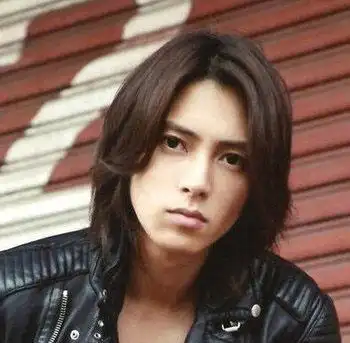 长宽脸南男生长发有些天然卷,不妨用纹理烫打造成蓬松的微卷发,偏分