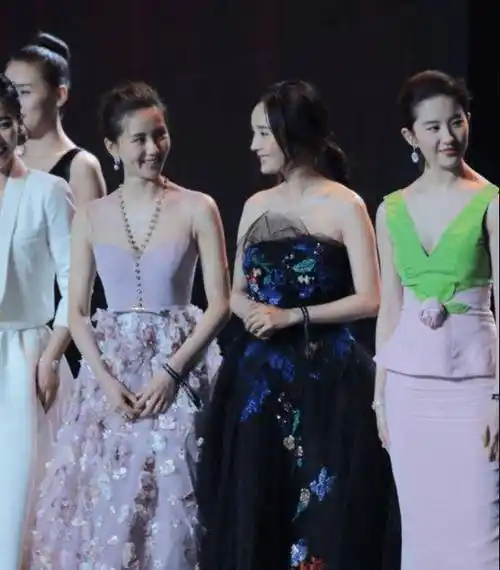 当姐姐和刘亦菲刘诗诗同框,穿礼裙各有各的美,但仪态差距挺悬殊_礼服